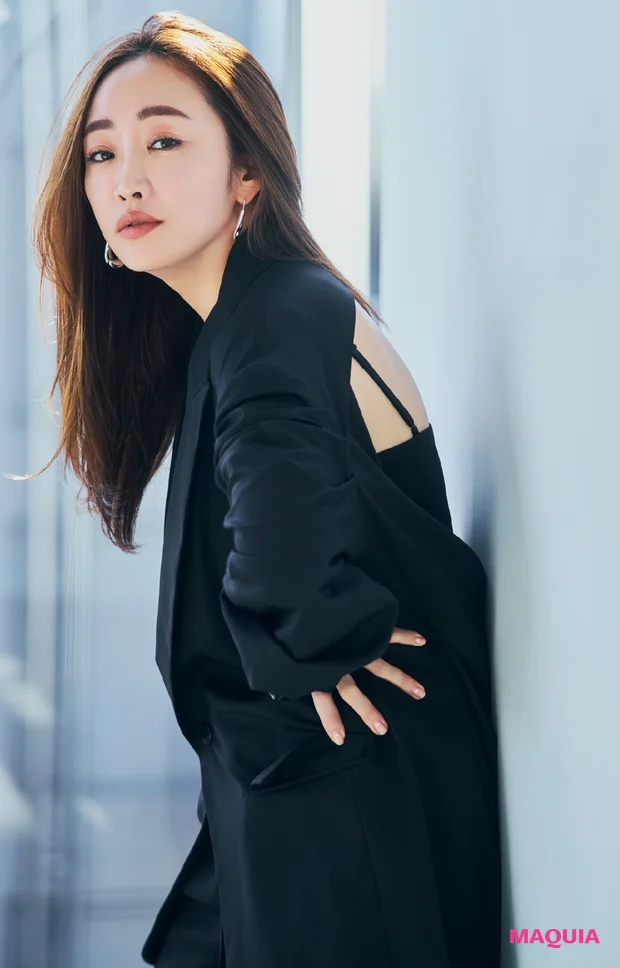 神崎 恵さん「毎日ハンサムモード」。女っぽさをあえて引き算するヘア&メイクのバランス術_2