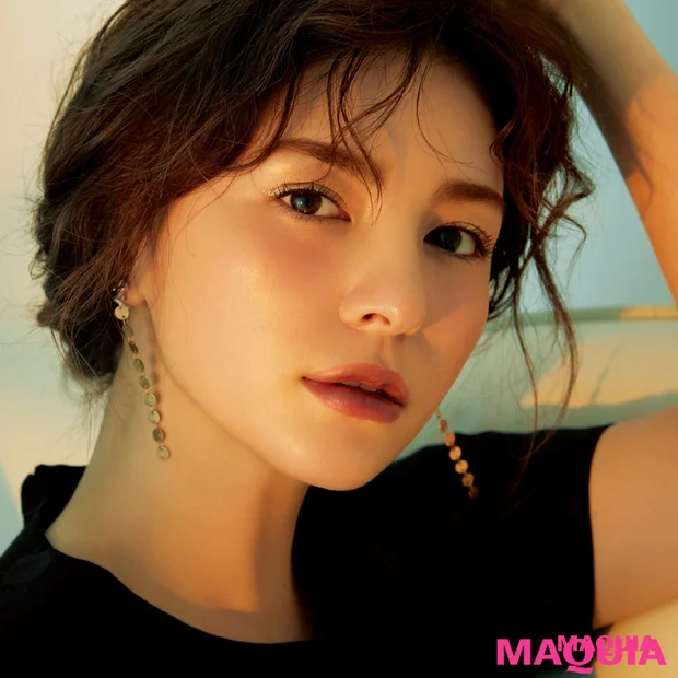 ダウンライトに映える！ 光ラインと深み唇で仕上げる大人のクールメイク