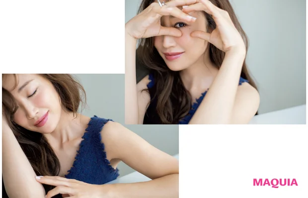 手の間からのぞき込む神崎恵さん