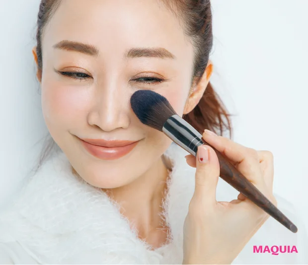 美容家 神崎恵さんのくすみ肌におすすめのコスメ チークのメイク方法