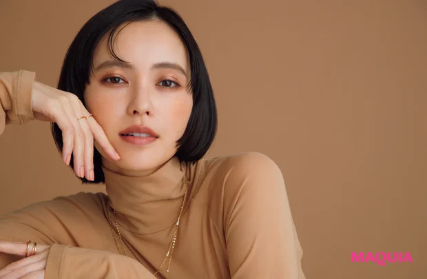 「ミニマムなベージュだけで堂々と勝負に臨める自信。それこそが大人の“うっとり”の醍醐味」 ――― Tomoko Okada