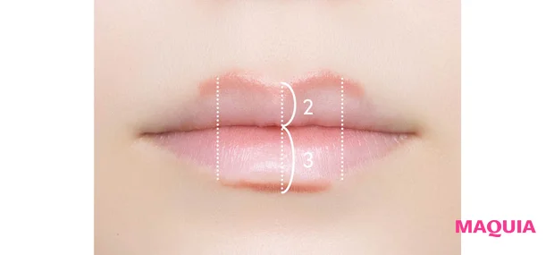 リップライナーの使い方 唇中央はオーバーめにラインを引く