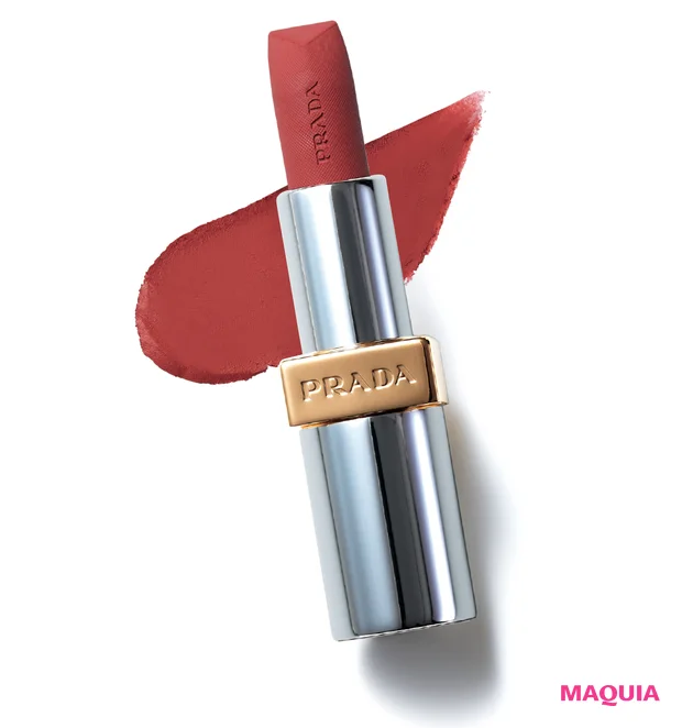 小嶋陽菜が2025年秋新色から選んだ落ちにくいリップ プラダ ビューティ モノクローム ウェイトレス リップカラー （マット レザー）