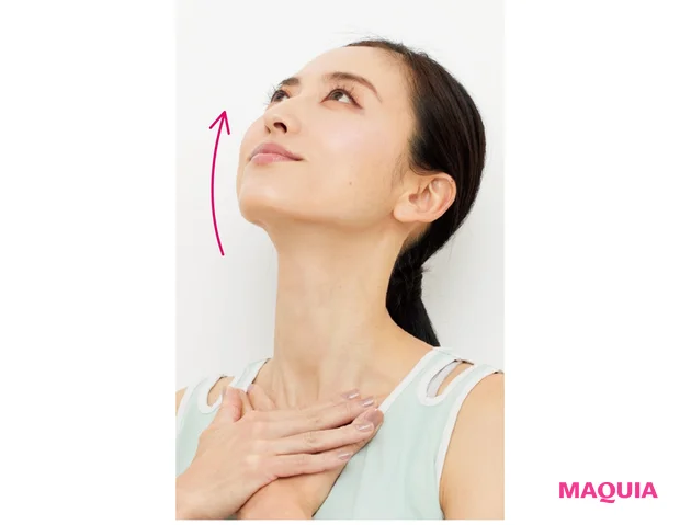 鎖骨あたりを両手のひらで軽く押さえ、のど奥から舌をプッシュアップしながら、首を長くする意識であごを上げる。真上、やや左上、右上と気持ちよい伸びを感じながら、気付いたときに何度でも。