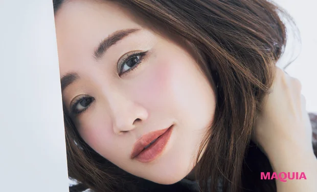 神崎 恵さん、定番ブラウンはミントカラー合わせで一気に垢抜け