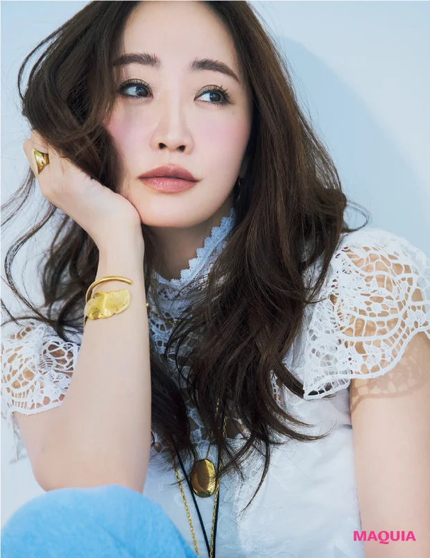 神崎 恵さん、定番ブラウンはミントカラー合わせで一気に垢抜け！ 溺愛アイパレットも紹介