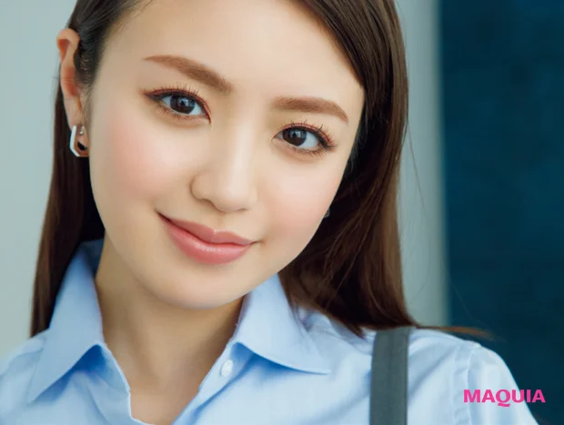 好感度と信頼を勝ち取るならピンクのアイシャドウが◎。ラインのように細く入れるのが成功のカギ