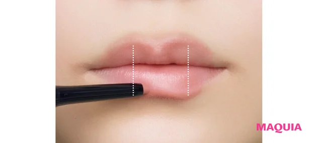 リップライナーの使い方 明るめのベージュで唇中央を塗りつぶす