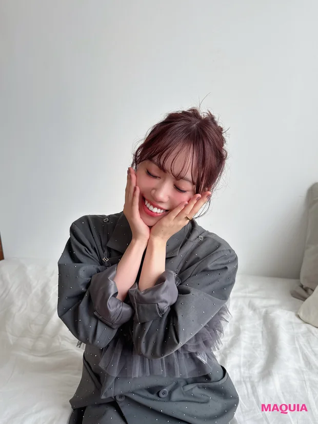 声優伊達さゆり ベッド 目を閉じて微笑み