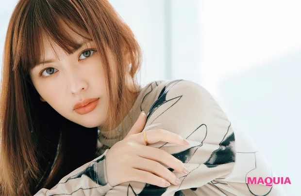 ベーシックなブラウンシャドウも質感アップデートでモダンな印象へ