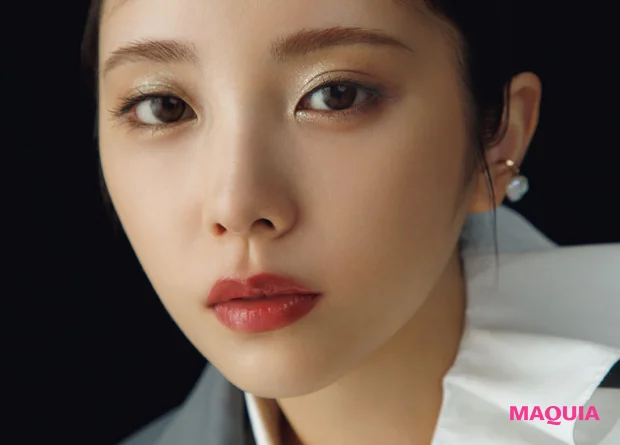 与田祐希さんが、フェルメール『真珠の耳飾りの少女』風美女メイク。赤リップ・ラベンダーの光で静謐な美しさに_4