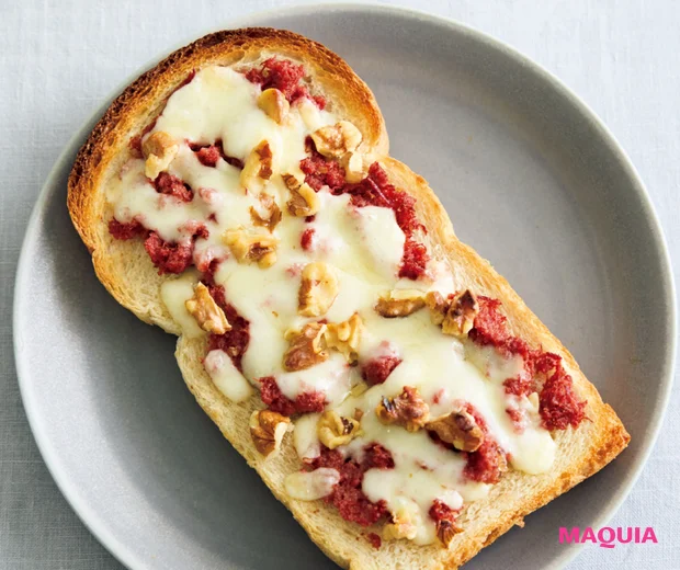 マキア 夏バテ 食べ物 レシピ 薬膳 コンビーフのせチーズトースト