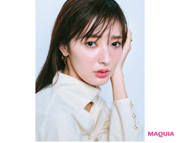 中顔面を短縮させた“逆正三角形”のバランスが美人印象の決め手