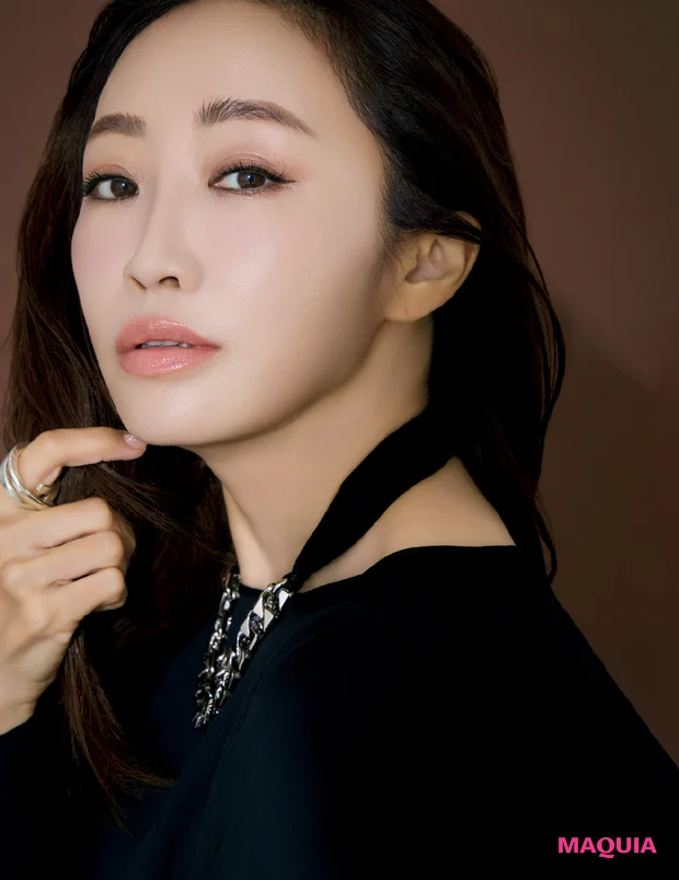 神崎 恵さん、色で遊ぶ大人メイクのポイントは？ アイスブルーのまつ毛に合わせるヘア&ファッションも