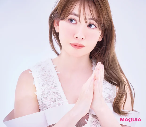 小嶋陽菜さん、替えのきかないコスメ「クレーム ドゥ・ラ・メール」の魅力って？ こじはる的神コスメ【増刊付録「こじはる愛用コスメハピバBOX」紹介】_2