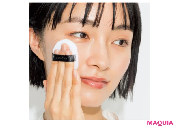 パフにBのパウダーをまんべんなく取ってなじませたら、粉を肌に“入れ込む”ような感覚で、軽く押さえるように顔全体にのせる