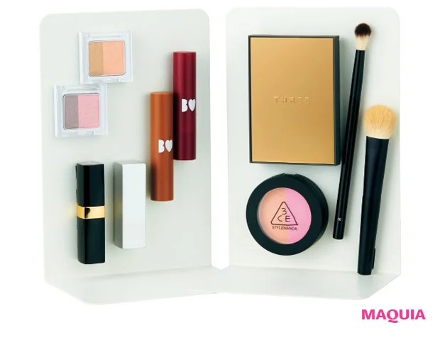 マグネットを付けたコスメをブックエンドの内側に貼り付けるだけ。縦収納ができて省スペース、かつ見つけやすい。