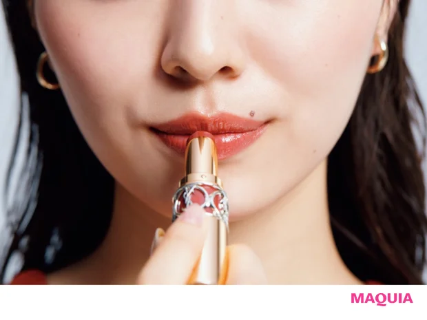 唇は丸みを意識してラフに