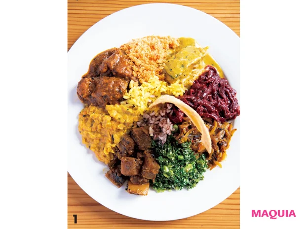 スパイスを贅沢に使った野菜やお肉たっぷりの「スリランカカレープレート」¥1650はデザートと紅茶付き。