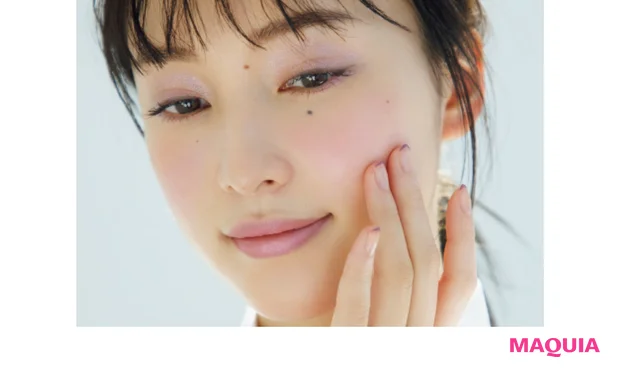 薄く透けた肌を演出するように、頬広めにトントンと馴染ませる。唇は付属のチップでのせた後、指先で押さえて。