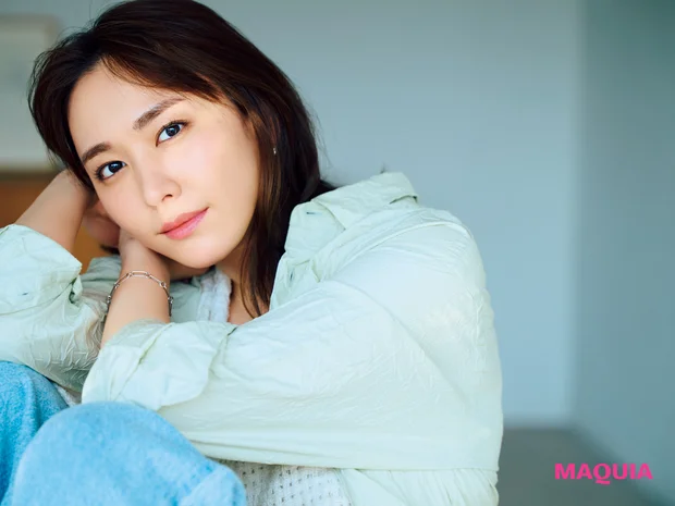 新垣結衣さんインタビュー。「距離を保ちつつ、尊重できる人でいたい」 | マキアオンライン(MAQUIA ONLINE)