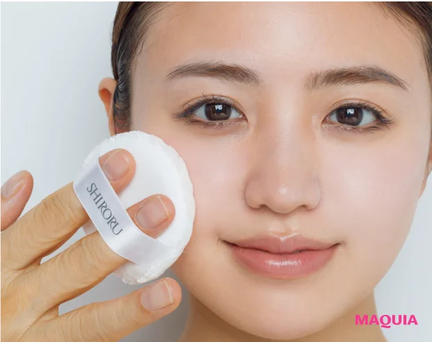 ヘア＆メイク 千吉良恵子さんおすすめの2026年春ベースメイク チークを塗った場所にパウダーを塗る