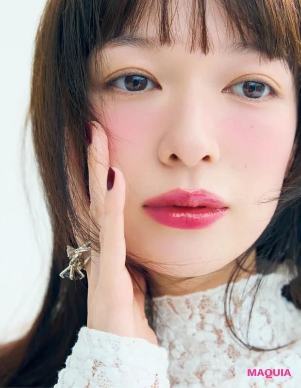 【2026年春のベリーレッドメイク】新しい“赤”で色っぽさ&シャレ感を手に入れる。2つのMAKE HOW TOを紹介!