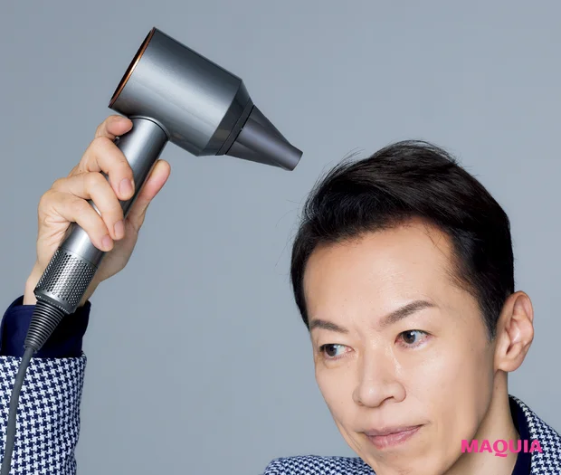 君島誉幸さんがダイソン スーパーソニック シャイン ヘアドライヤーを使用している様子