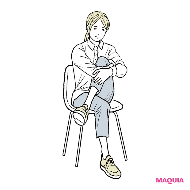 座りながら脚を引き寄せてお尻を伸ばして