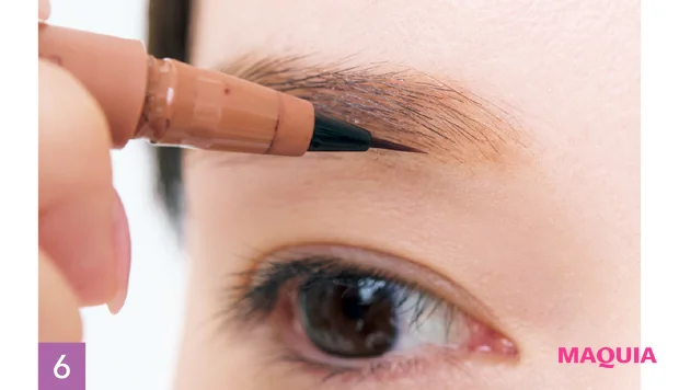 ジルスチュアート 守屋麗奈 セルフメイク 秋 足りない部分にのみリキッドで描き足し