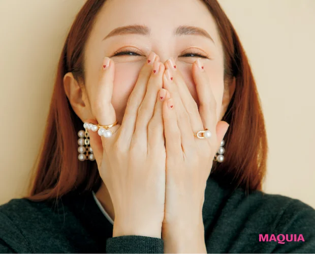 神崎 恵さん、色で遊ぶ大人メイクのポイントは？ アイスブルーのまつ毛に合わせるヘア&ファッションも