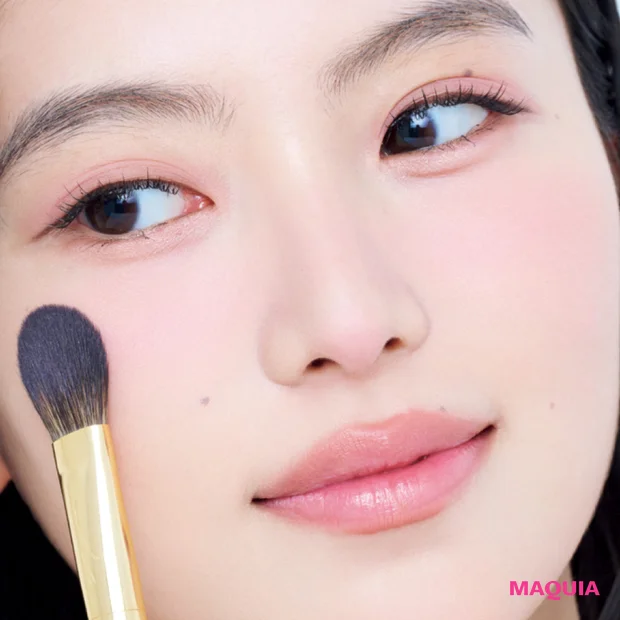 【秋の多幸感メイク】チークはマット×ラメを重ねて立体的に見せる！