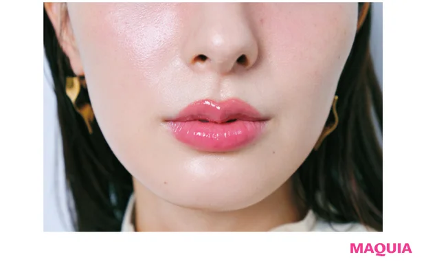 リップライナーで上唇をオーバーに描き人中短縮