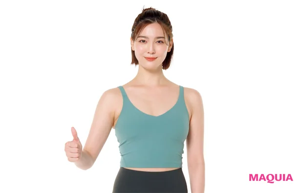 右肩を引き、肘を曲げて親指を立てる