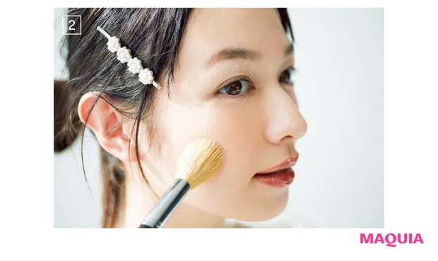 頬はさらり、淡いピンクで発光感を