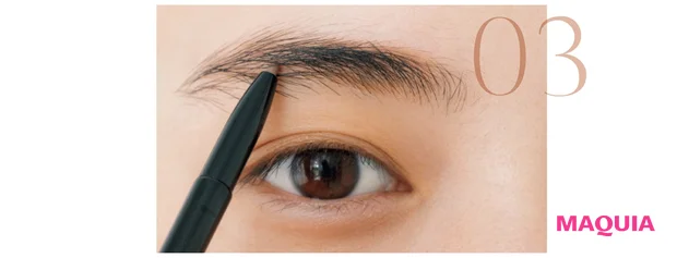 毛が足りない部分はペンシルで描き足す。眉尻・眉頭はきちんと描かない方がナチュラルに。
