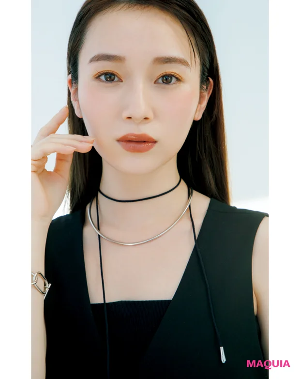 守屋麗奈さん、赤みリップで大人のきれいを更新。1枚で決まる黒オールインワンと好バランス