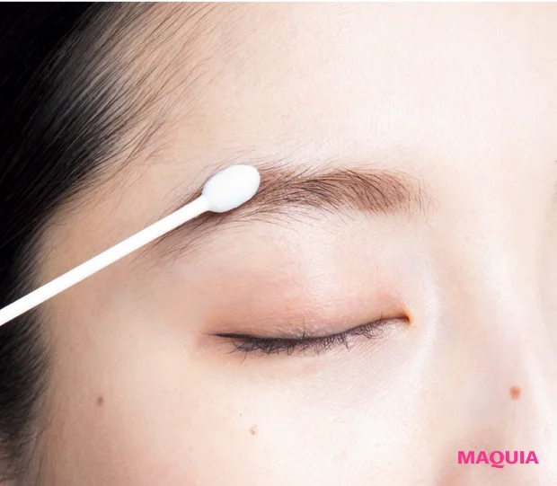 残るとニキビの原因になるアイブロウは、コットン&綿棒で徹底オフ! 夏コスメの正しい落とし方_4