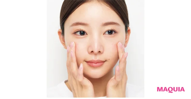 正面に置いた鏡を見ながら、両手の人さし指と中指で、左右同時に、同じ方向に色をトントンとなじませてみて。