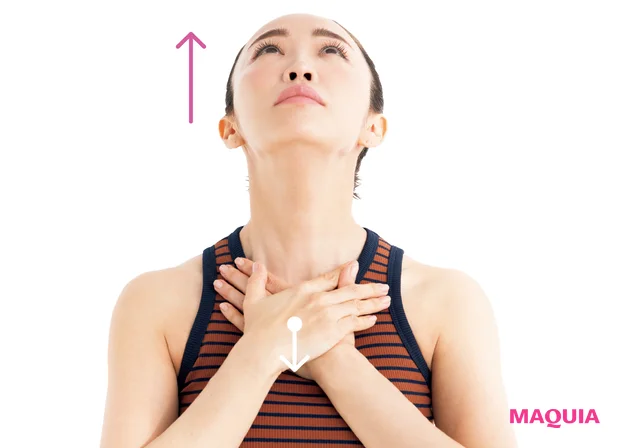 垢抜けたいなら「首」と「肩」をケア! 長い首を取り戻すストレッチを神崎恵さんが実践_4