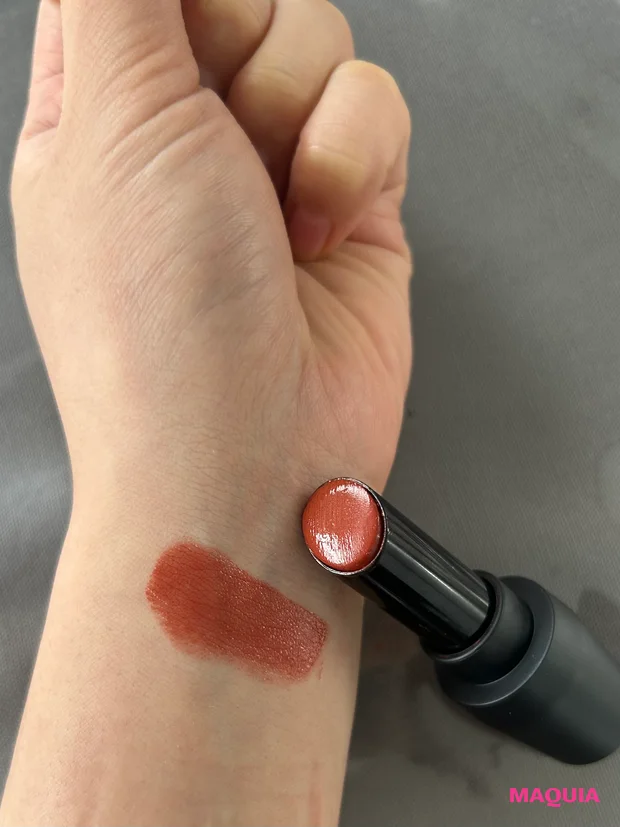 推しコス マキアエディター エスト トランスフィア リップスティック 02 ブラウンレッド スウォッチ