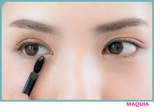 ミントシャドウを目頭下にチョンとのせる