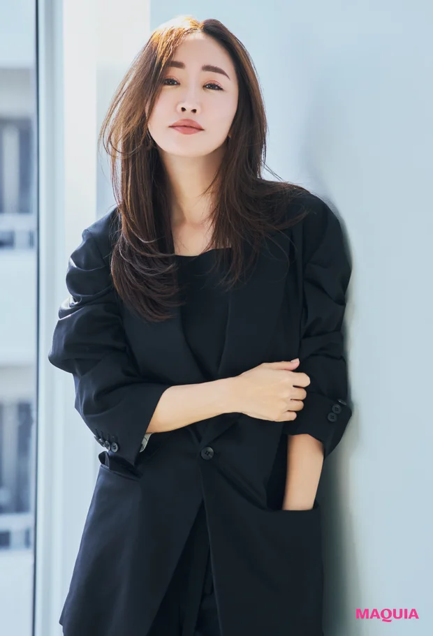 神崎 恵さん「毎日ハンサムモード」。女っぽさをあえて引き算するヘア&メイクのバランス術