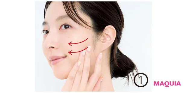 毛穴エリアにFDの厚塗りは逆効果。あえて普段とは順番を変えて、頬の外側→中央にFDを広げると、頬の開き毛穴ゾーンが薄付きに。