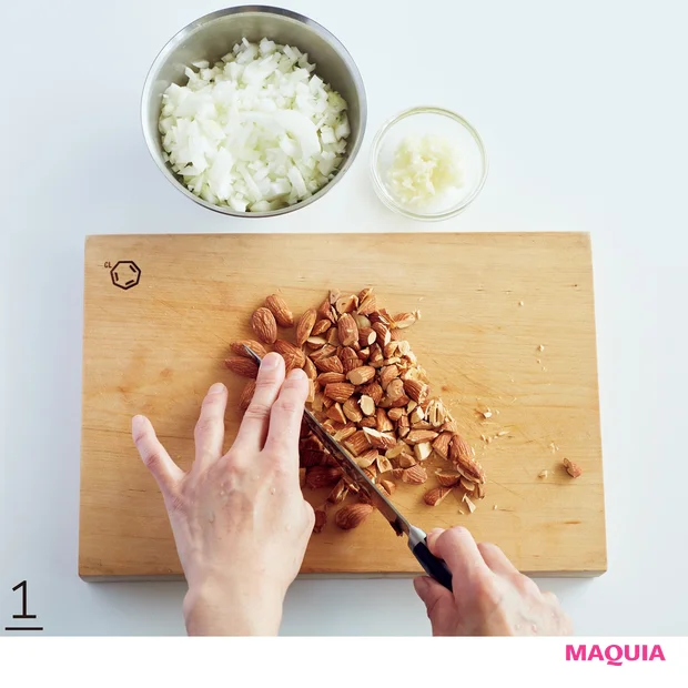 1しょうがは皮ごとすりおろし、パクチーは根ごと粗みじん切りにする。レモンは皮をむき、種を取って粗みじん切りにする。