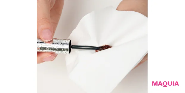 眉マスカラを使う前にティッシュオフを。