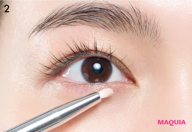 涙袋メイク 細めに影色でラインを引く 明るめの色をのせる