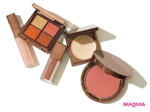 (右から)ライトブレンドブラッシュ 03 ¥4950、ルミナス リエンダ 01 ¥4950、ティンテッドマットインク 05 ¥3850、パレット リエンダ 03 ¥6050、リッププランプセラム 01 ¥3410/rienda beauty(バロックジャパンリミテッド)