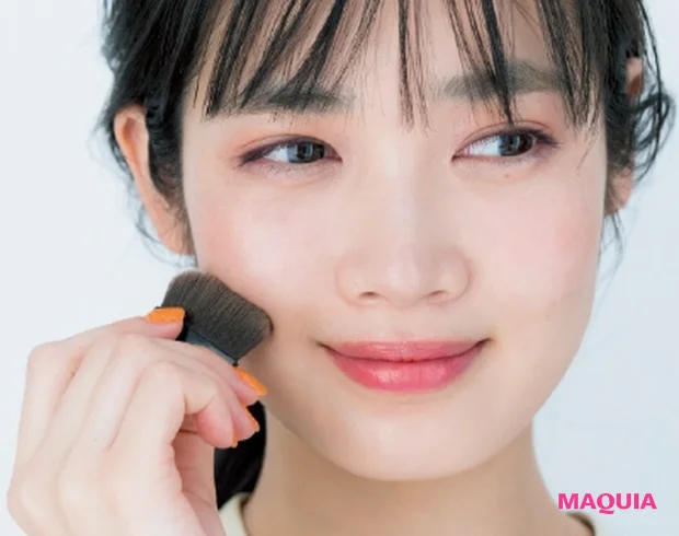 ツヤ色を頬の三角ゾーンにのせる
