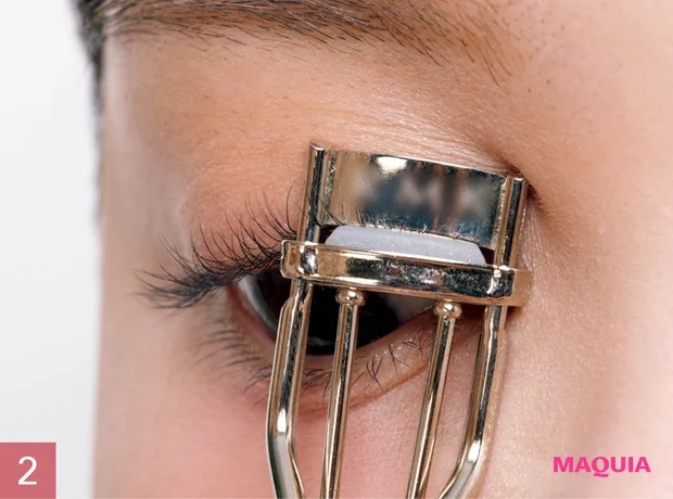 佐々木れな アイドルまつ毛 作り方 ミニビューラーでキワの毛をカール